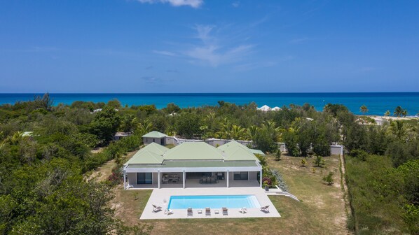 Exterior - 4 bedroom contemporary villa in Terres Basses SXM a few minutes walk from Baie a (Les Terres Basses)
