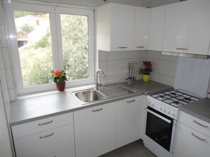 Kühlschrank, Ofen, Herdplatte, Wasserkocher