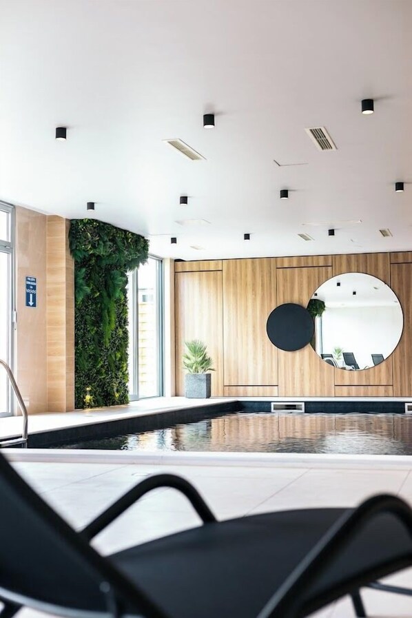 실내 수영장, 09:00 ~ 22:00 오픈, 수영장 파라솔