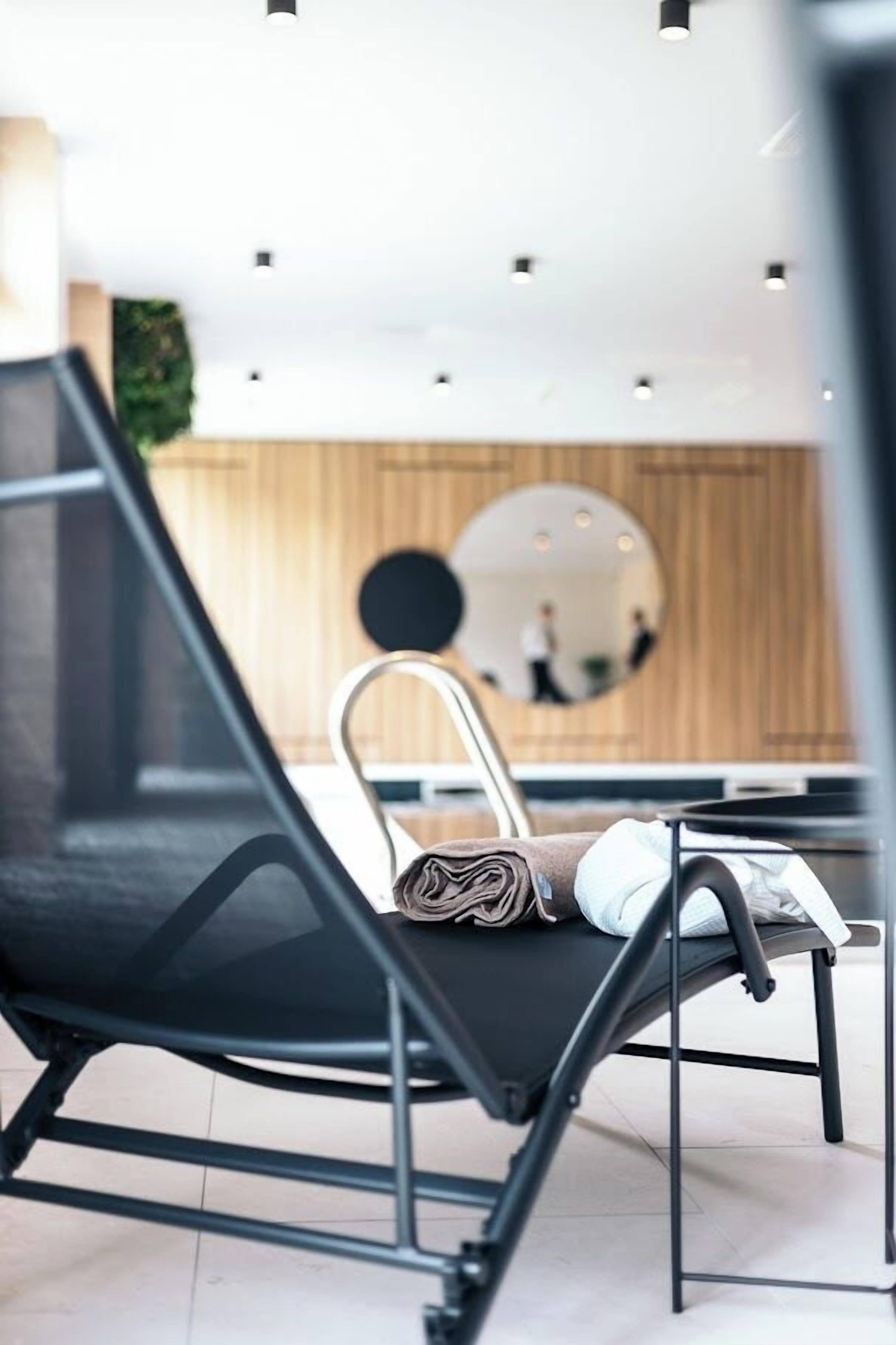 Una piscina cubierta (de 09:00 a 22:00), sombrillas