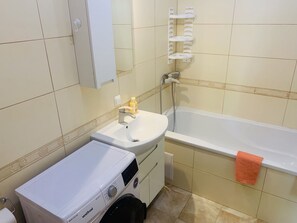 Comfort Apartment | Bathroom | Combined shower/tub, free toiletries, hair dryer, slippers - New apartment in the Kyiv downtown (Kyiv)