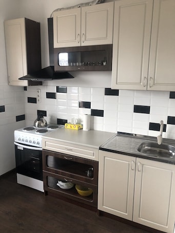 Refrigerador con freezer, microondas, placa de cocina, plancha de cocina
