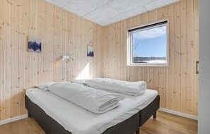 6 bedrooms, travel cot, free WiFi - Gorgeous home in Glesborg with kitchen (Glesborg)