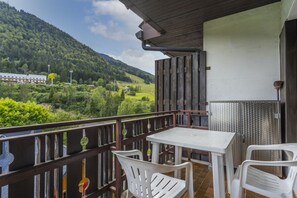 Outdoor dining - GuestHost - Typical vintage flat with terrace (overlooking the Julian Alps!) That can accommodate up to 4 people, located in a quiet area with common garden a stone's throw from the center of Tarvisio. Thanks to its strategic position, from the apartment (Tarvisio)