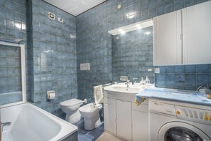 Combined shower/bathtub, bidet