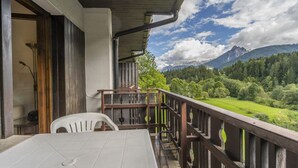A balcony with a view of a mountainous landscape. - GuestHost - Typical vintage flat with terrace (overlooking the Julian Alps!) That can accommodate up to 4 people, located in a quiet area with common garden a stone's throw from the center of Tarvisio. Thanks to its strategic position, from the apartment (Tarvisio)