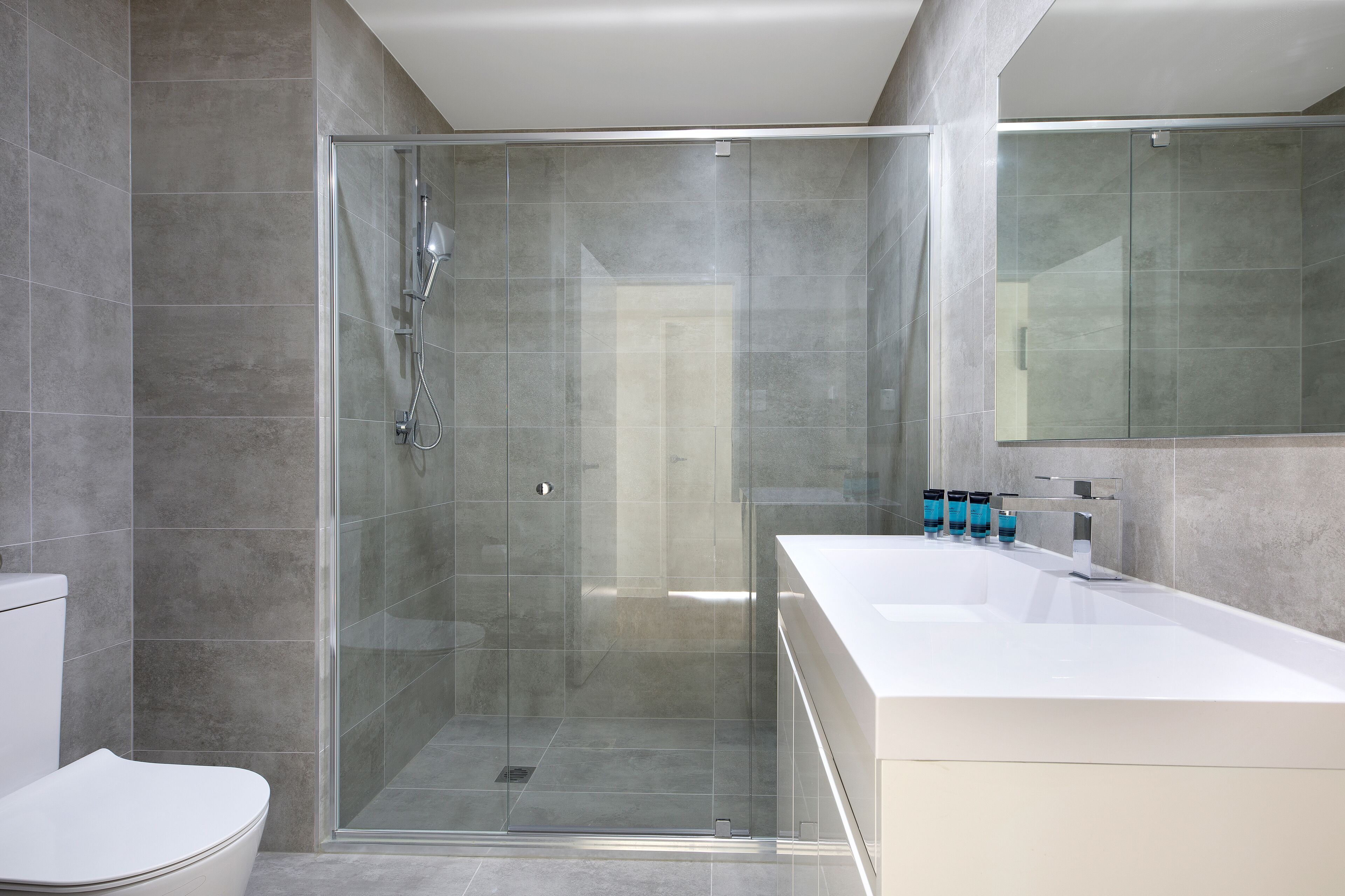 Departamento, 2 habitaciones | Baño | Regadera, secadora de cabello, toallas, shampoo 