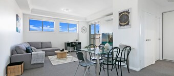 อพาร์ทเมนต์ 2 ห้องนอนพร้อมที่จอดรถฟรีที่ Wentworthville โดย KozyGuru