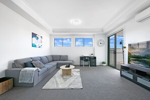 Apartment, 2 Bedrooms | Living room