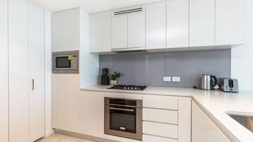 City Apartment, 3 Bedrooms, Kitchen, City View | Dapur peribadi | Peti sejuk/penyejuk beku saiz penuh, ketuhar gelombang mikro, ketuhar
