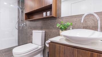 City Apartment, 3 Bedrooms, Kitchen, City View | Bathroom | Shower, hair dryer, towels