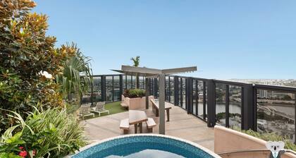 South Brisbane 2 Bedrooms Apartment with Free Parking by KozyGuru