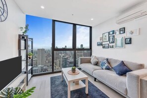 Apartemen Comfort, 1 kamar tidur | Ruang keluarga | TV layar datar