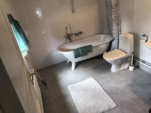 Ensemble douche/baignoire, papier toilette