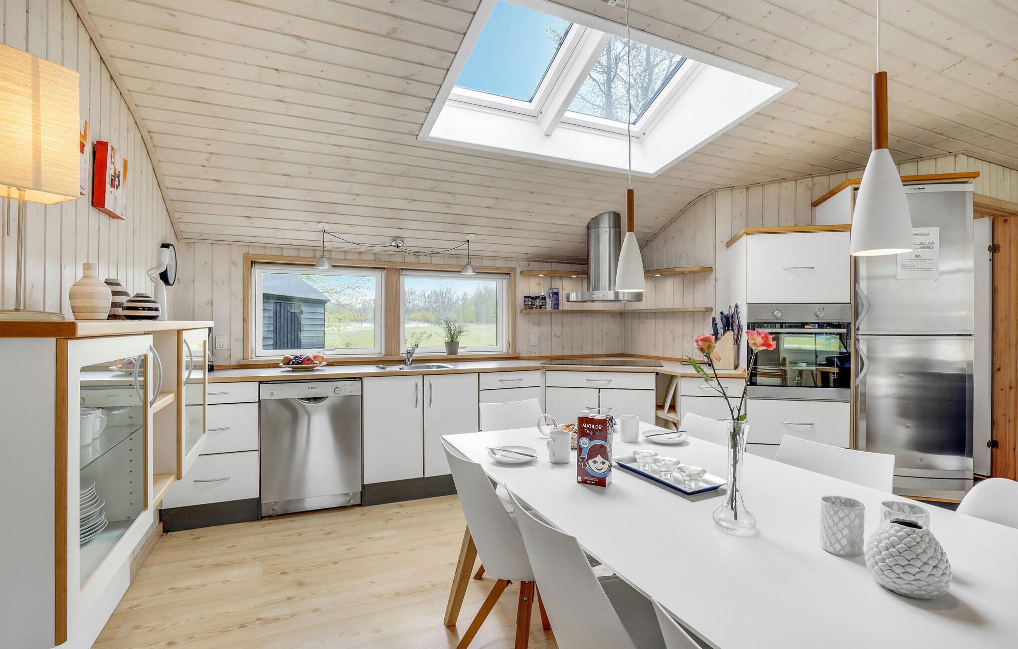 Frigorífico, placa de cocina, lavavajillas y cafetera o tetera