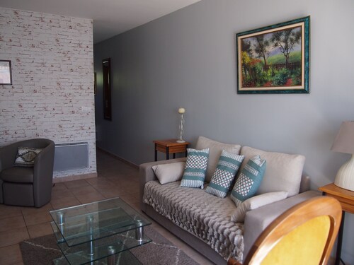 2 bedrooms house with living / kitchen dining and large outside patio 