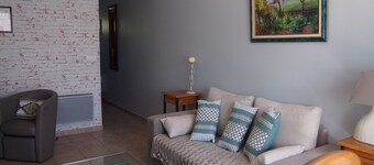 2 bedrooms house with living / kitchen dining and large outside patio 