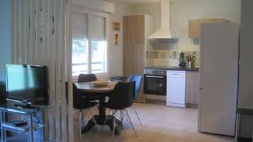 Een koelkast, een microgolfoven, een oven, een vaatwasser