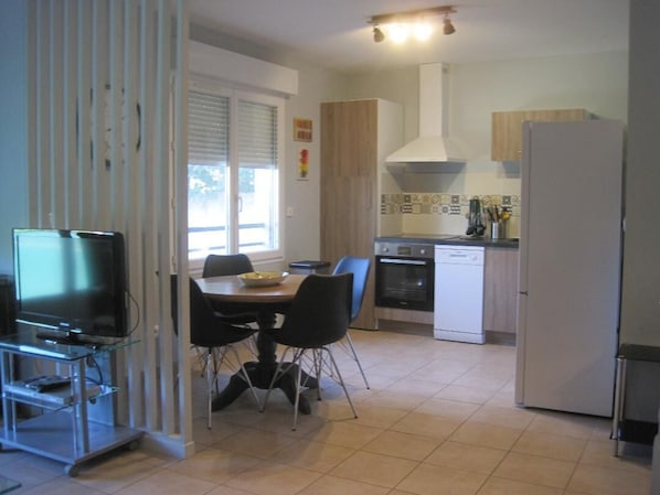 Kühlschrank, Mikrowelle, Ofen, Geschirrspüler