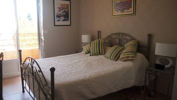 2 makuuhuonetta, silitysrauta/-lauta, ilmainen Wi-Fi, vuodevaatteet