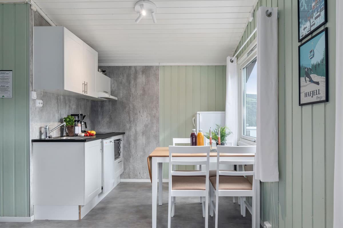Høgberget 5 beds | Private kitchen | Fridge, cookware/dishes/utensils
