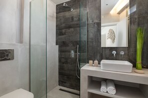 Bathtub, rainfall showerhead, hair dryer, towels - Luxury Villa Mami with 4 Bedrooms and Private Pool close to beach in Pefkos (Pefkos)