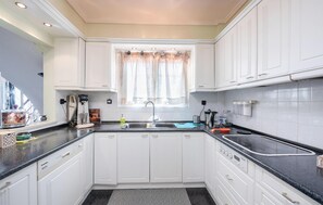 Frigorífico, horno, placa de cocina y lavavajillas