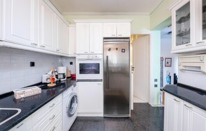 Frigorífico, horno, placa de cocina y lavavajillas