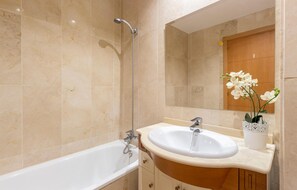 Shower - Stunning apartment in Benalmádena with WiFi (Benalmádena)