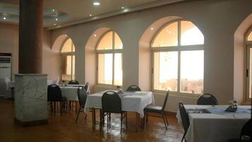 Tägliches kontinentales Frühstück (10 USD pro Person)