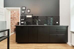 Mikroaaltouuni, astianpesukone, keittoastiat/astiat/ruokailuvälineet