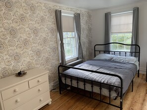 5 bedrooms, desk, iron/ironing board, free WiFi - Mountain View Farmhouse, pool/hot tub, fire pit, 4 seasons porch, game room (Millerton)