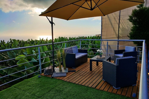 Terrace/patio - Charming Casa Flamenca: Private, Scenic Retreat with Pool and Mountain (Tijarafe)