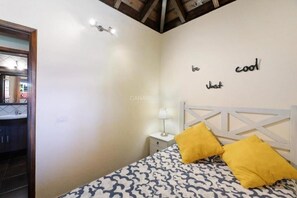 2 bedrooms, WiFi, bed sheets - Charming Casa Flamenca: Private, Scenic Retreat with Pool and Mountain (Tijarafe)