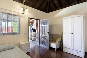 2 bedrooms, internet, bed sheets