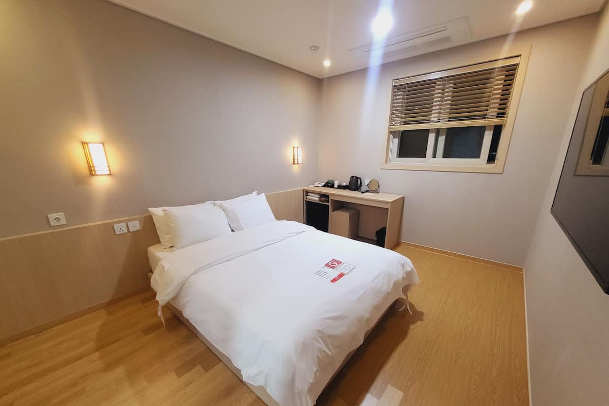 Habitación doble superior | Ropa de cama de alta calidad, escritorio y cortinas blackout