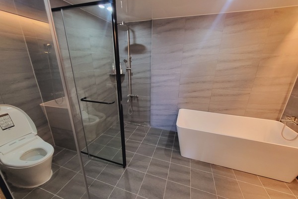 Studio Suite | Bathroom | Free toiletries, hair dryer, slippers, bidet