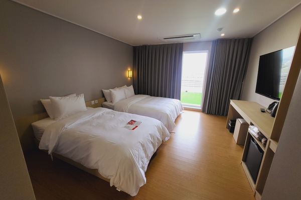 Studio dành cho gia đình | Bộ đồ giường cao cấp, bàn, màn/rèm cản sáng