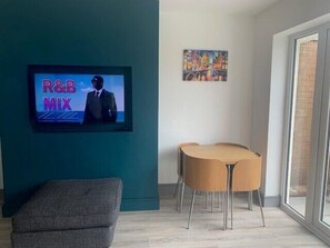 House | Living room | 30-inch TV with cable channels - Lovely 3-bed House in Lytham Saint Annes (Lytham St. Anne's)