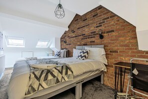 5 chambres, bureau, fer et planche à repasser, lit de bébé portatif