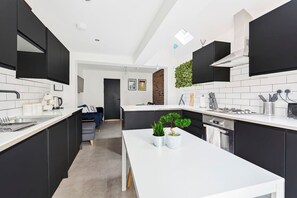 Fridge, microwave, oven, stovetop - Stylish 5 bedroom 5 bathroom House • Sleeps 10 • Free Parking • Fast WiFi (Coventry)