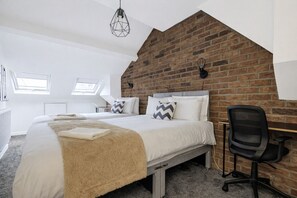 5 soverom, skrivebord, strykejern/-brett og reiseseng for barn