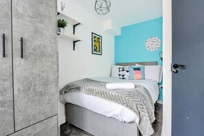 5 habitaciones, escritorio y tabla de planchar con plancha 