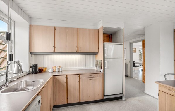 ثلاجة، غسالة أطباق، ماكينة لصنع القهوة/الشاي