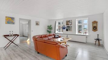 Una televisión, un futbolín, una mesa de tenis de mesa