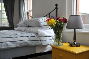 1 bedroom, wheelchair access - An apartment that sleeps 4 guests  in 1 bedroom (Cheltenham)