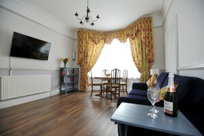 Living area - An apartment that sleeps 4 guests  in 1 bedroom (Cheltenham)