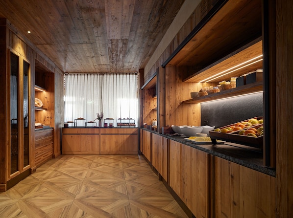 Café da manhã com buffet grátis todos os dias