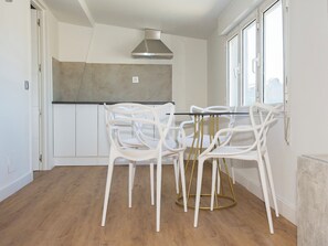 Mini-fridge, microwave, stovetop, cookware/dishes/utensils - Apartamentos Santander Maliaño Suites 3000 (Camargo)