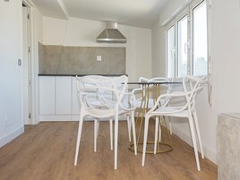 Frigobar, microondas, placa de cocina, utensilios de cocina